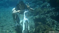 Wisatawan berfoto naik motor underwater (Arbi Anugrah/detikTravel)