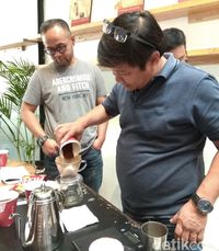 Ini Pengalaman Seru Peserta yang Mencoba Seduh Kopi Cara Manual