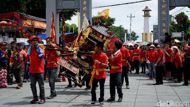 Kirab ruwat Bumi memperingati Taoist day