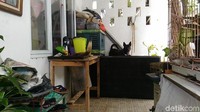 Kan sudah ada cara mensucikannya kan. Gini loh, orang itu hanya sekadar melihat yang nampak di hadapan mereka, mereka nggak lihat kebenaran yang saya lakukan di dalam rumah, kata Hesti.