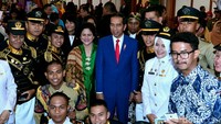 Kehadiran Jokowi dan Iriana memecah konsentrasi tamu undangan. Banyak dari tamu yag meminta foto dan bersalaman dengan Jokowi. (Foto: Intan - Biro Pers Setpres)
