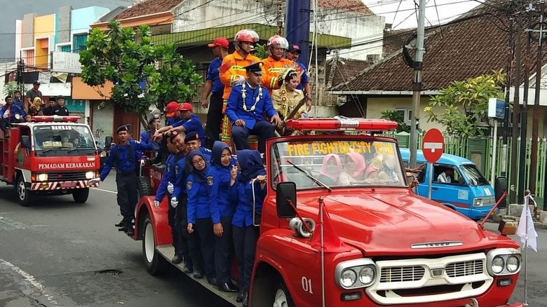Anti Mainstream, Pengantin Ini Diarak Gunakan Mobil PMK Anti Mainstream, Pengantin Ini Diarak Gunakan Mobil PMK
