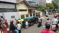 Foto: Tidak ada korban jiwa dalam insiden ini. Sopir dan kernet truk berhasil menyelamatkan diri. (Nugroho-detikcom)