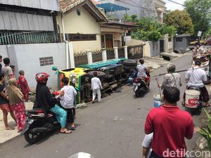 Truk Tangki Terguling ke Got di Matraman