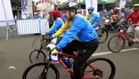 Direktur Utama Perum Jamkrindo Randi Anto juga turut serta bersama rombongan mengikuti Fun Bike dalam rangka memperingati HUT Kementerian BUMN yang ke-20 tahun di Kawasan Kota Tua Jakarta, Minggu (25/3/2018). Foto: dok. BUMN