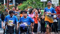 Lomba lari kategori 2K diikuti penyandang berkebutuhan khusus.