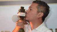 Selain dibicarakan karena aktingnya yang mengejutkan di Love For Sale, Gading juga menang awards di IBOMA 2018 sebagai aktor pendukung pria terbaik via Susah Sinyal.