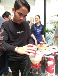 Ini Pengalaman Seru Peserta yang Mencoba Seduh Kopi Cara Manual