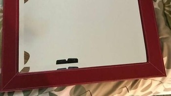 Anjing sang penjual ikut terpotret sebagai bukti kalau yang dijual adalah cermin. Foto: boredpanda