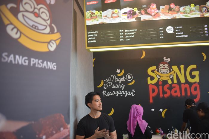 Jualan Sang Pisang Di Surabaya Ini 8 Pose Kaesang Layani Pembeli