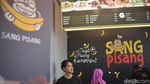 Jualan Sang Pisang di Surabaya, Ini 8 Pose Kaesang Layani Pembeli