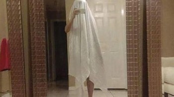 Badan si penjual ditutupi kain agar tak kelihatan saat dipajang di toko online. Foto: boredpanda