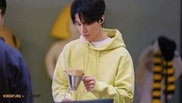 Dalam sebuah acara televisi, Lee Dong Wook ditantang membuat kopi dengan teknik manual brewing. Kopi yang rasanya pahit kalau dibuat Dong Wook pasti jadi manis! Hihi Foto: Facebook Lee dong Wook