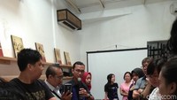Ini dia keseruan seluruh peserta sesi pertama yang sedang mencoba lima alat manual brewing yang ada di Anomali Menteng, Jakarta Pusat. Foto: doc. detikFood