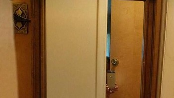 Memotret dari balik pintu untuk menyembunyikan diri. Foto: boredpanda