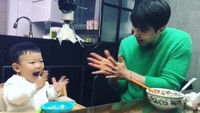 Begini keceriaan Lee Dong wook saat menemani Daebak makan! Mangkuk makan miliknya terlihat sudah kosong. Apa yang mereka makan, ya? Tahun ini Lee Dong Wook memasuki usia 36 tahun. Umur yang sudah sangat matang lah, ya untuk jadi seorang ayah. Foto: Instagram leedongwook_official