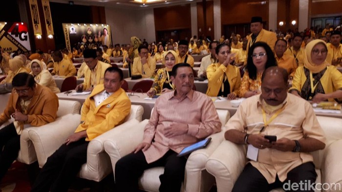 Luhut Hadiri Pembekalan Caleg Golkar