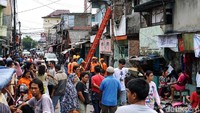Warga masih berkerumun di lokasi kebakaran.