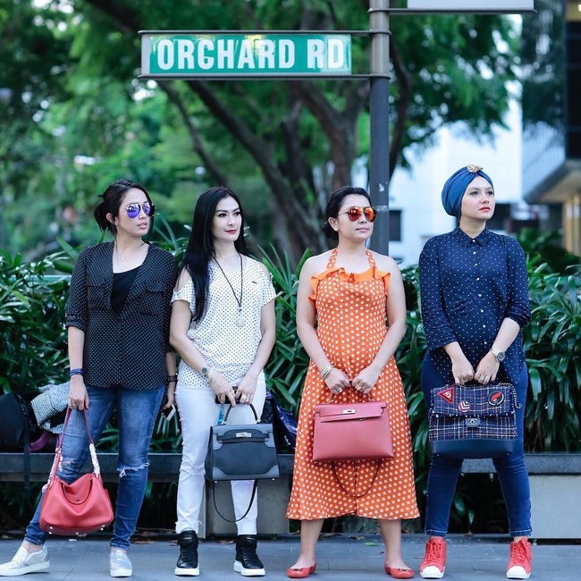 Liburan ke Singapura bersama rekannya sesama selebriti yaitu Iis Dahlia dan Viona Rosalina, Mayangsari terlihat bergaya memakai dress polkadot dan tas Hermes Kelly 32 cm berwarna merah seharga US$ 16.250 atau sekitar Rp 224 juta. Foto: Dok Instagram Viona Rosalina.