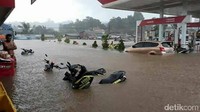 Foto: Tak hanya rumah, pom bensin juga terendam banjir. (Dokumen BNPB)