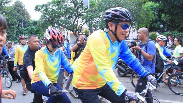 Dibonceng Bos BTN, Rini Soemarno Bersepeda di Kota Tua