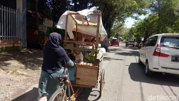 Tolak Jadi Pengemis, Ibu di Makassar Ajak 2 Balitanya Memulung