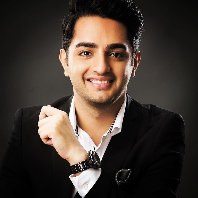 Senyuman Parzaan yang terlihat manis dan menawan. Foto: Instagram