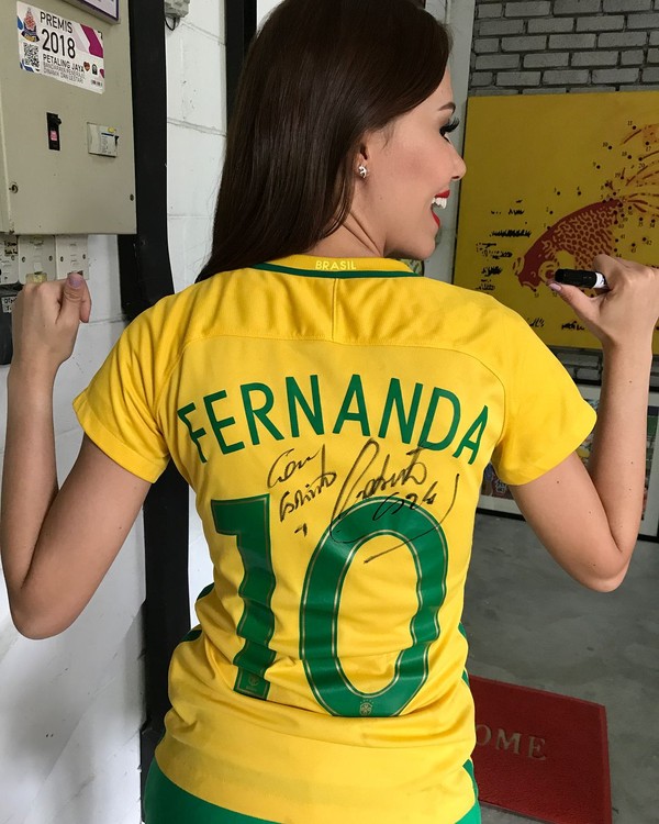 Bahkan saat Roberto Carlos menjadi duta golbal AirAsia di Kuala Lumpur, Malaysia, Fernanda Tereza mendapat tanda tangannya. Asyik! (fernandaterezabr/Instagram) Bahkan saat Roberto Carlos menjadi duta golbal AirAsia di Kuala Lumpur, Malaysia, Fernanda Tereza mendapat tanda tangannya. Asyik! (fernandaterezabr/Instagram)