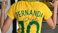 Bahkan saat Roberto Carlos menjadi duta golbal AirAsia di Kuala Lumpur, Malaysia, Fernanda Tereza mendapat tanda tangannya. Asyik! (fernandaterezabr/Instagram)