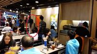 Jorok! Ibu Ini Suruh Anaknya Buang Air Kecil di Gelas Restoran