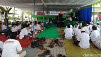 Pendukung Wali Kota Malang Moch Anton menggelar doa bersama untuk pria yang dikenal dengan panggilan Abah Anton. Doa dipanjatkan sebagai penutup istigasah. Foto: M Aminudin/detikcom