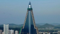 Ryugyong Hotel di Korea Utara. Konstruksi bangunan dimulai pada tahun 1989. Rencananya berisi lounge, kasino, dan klub malam. Namun, hotel ini tetap belum selesai selama beberapa dekade. Ho New/Reuters.