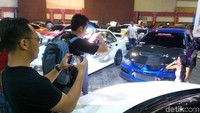 Pengunjung mengabadikan salah satu mobil peserta Indonesia Automodified (IAM).