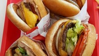 Lagi di Amerika, Astrid pun tak lupa mencicip burger paling top di sana. Burger In N Out pun jadi santapan keluarganya saat liburan. Foto: instagram @astridkuya