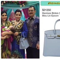 Berpose bersama sang suami, Bambang Trihatmodjo, Mayangsari membawa tas Hermes Birkin berwarna biru seharga US$ 21.250 atau sekitar Rp 293 juta. Foto: Dok. Instagram HermesSelebriti