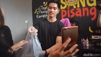 Masyarakat hiteris dan berebut membeli nugget pisang yang dilayani langsung oleh anak presiden. Kapan lagi beli nugget pisang buatan anak presiden? Foto: Hilda Melisa Rinanda