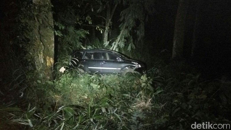 MPV Berpenumpang 6 Orang Terjun ke Jurang di Mojokerto MPV Berpenumpang 6 Orang Terjun ke Jurang di Mojokerto