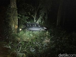 MPV Berpenumpang 6 Orang Terjun ke Jurang di Mojokerto