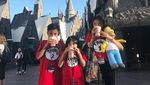 Cute! Lihat Pose Naura Saat Melahap Es Krim di Disney Land