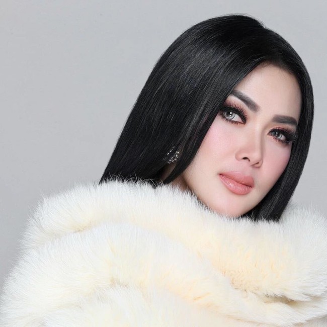 Pakai mantel berbulu. Syahrini sempat dihujat oleh pecinta hewan lantaran mengunggah foto dirinya memakai mantel berbulu. Jangan salah paham, ini hanyalah bulu palsu, tampik Syahrini. (Foto: Instagram/Syahrini)