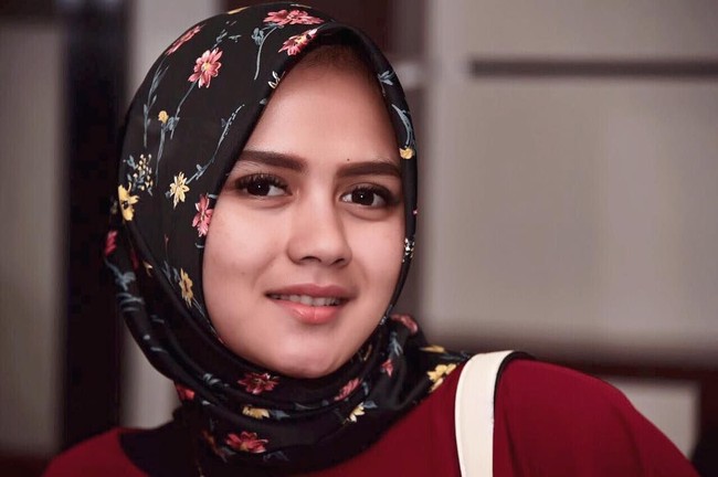 Di luar jam kerja, Bripda Ismi sering tampil memakai hijab segi empat dengan gaya yang simple. Ia hanya memakai hijab segi empat yang direkatkan di dagu dan diikat ke belakang. Foto: Instagram Bripda Ismi