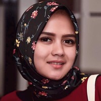 Di luar jam kerja, Bripda Ismi sering tampil memakai hijab segi empat dengan gaya yang simple. Ia hanya memakai hijab segi empat yang direkatkan di dagu dan diikat ke belakang. Foto: Instagram Bripda Ismi