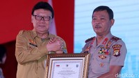 Mendagri Tjahjo Kumolo dan Kapolda Metro Jaya Irjen Idham Aziz melakukan salam komando usai meresmikan samsat digital.