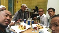 Masih bersama teman-temannya, Abu Hamzah makan fast food. Ada ayam goreng, kentang goreng, burger dan soft drink. Netizen: Duit siapa yang dipakai untuk makan itu? (Foto: instagram @abuhamzah12)