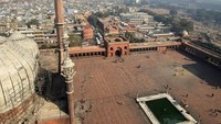 Masjid Jama dibangun tahun 1644 dan selesai pada saat pemerintahan Kaisar Mughal. Masjid ini memiliki 4 menara dan dua menara 40 meter yang dibangun dari batu merah. (teremarx/Instagram)