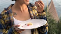 Traveling ke Samosir, wanita yang baru saja menikah ini tak lupa makan buah-buahan. Selamat pagi dari Samosir.. jangan lupa makan buah-buahan ya.. biar lancar, tulisnya. Foto: Instagram popsovia