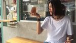 Kayak Begini Nih Kalau Poppy Sovia Lagi Ngopi dan Makan