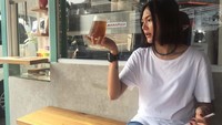 Poppy kini juga aktif menjadi penyiar radio. Sebelum siaran ia mampir ke sebuah kafe untuk minum es teh manis. Foto: Instagram popsovia