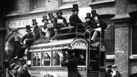 Sejumlah warga London saat menumpang bus. London Stereoscopic Company/Getty Images.