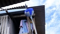 Sebagian warga mengandalkan air hujan untuk mendapatkan air bersih.